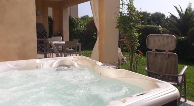 Rental apartment with hot tub & pool in Pozzolengo