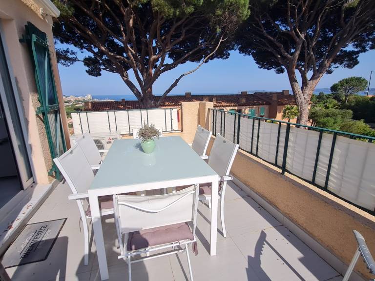 Apartment with pool — photo 3