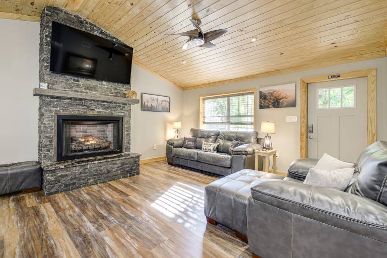 Sevierville Cabin  3 Mi to the Island! — photo 4