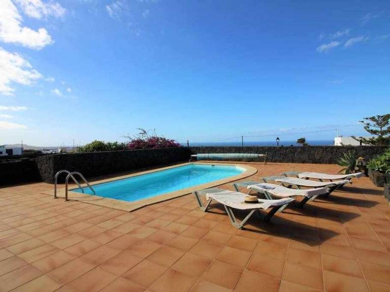 Fully equipped nice house with private pool, patio & garden | Pets are welcome — photo 2