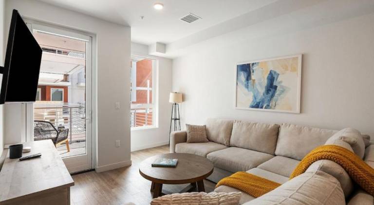 Bright 1BR with Pool View in Prime Location in Santa Monica, CA