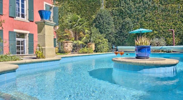 Holiday apartment with patio, garden & private pool in Montélimar