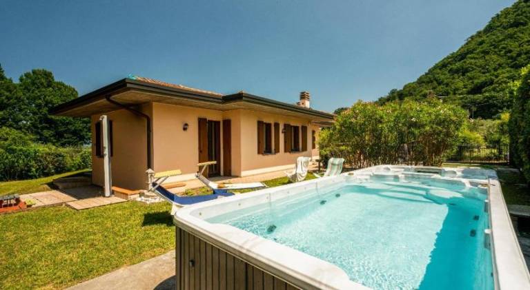 Vacation home with jacuzzi — photo 3