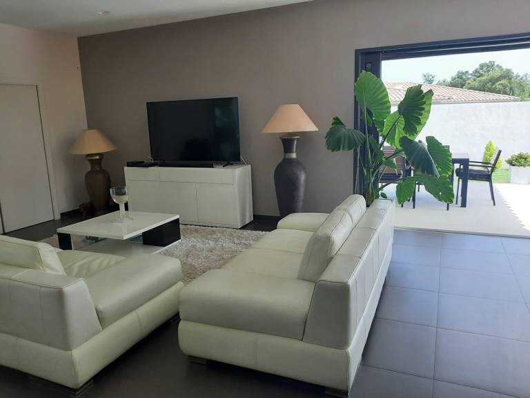 Villa with yard, private pool & barbecue | Pool view — photo 4