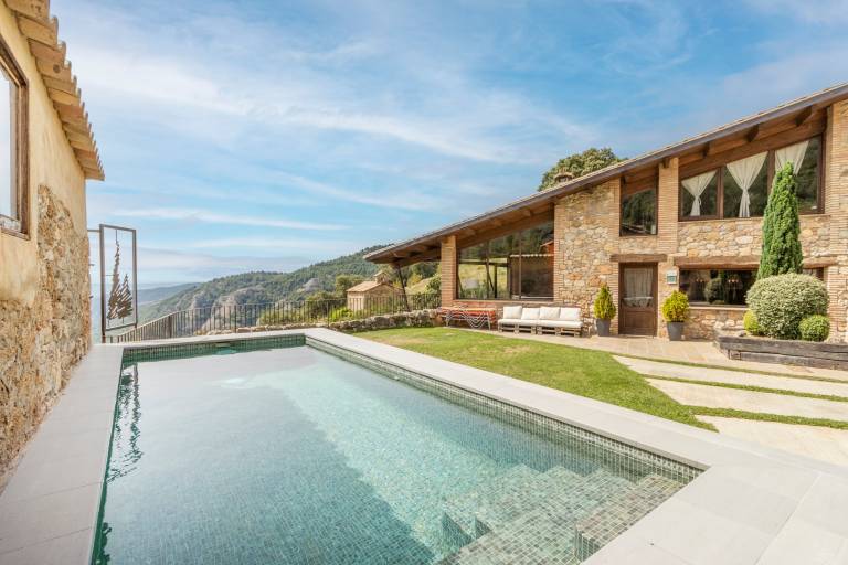 Family-friendly beautiful house with barbeque, yard & private pool | Mountain view | Dogs allowed in Lleida
