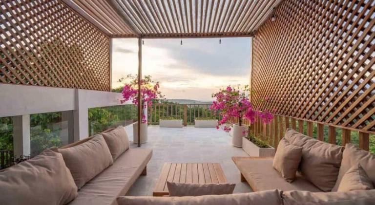 Villa with private pool, patio & yard — photo 3