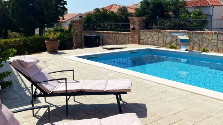 Villa with yard, BBQ & jacuzzi | Pet-friendly — photo 3