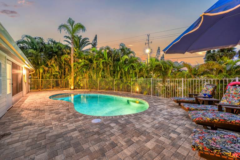 Vacation home with private pool & grill — photo 4