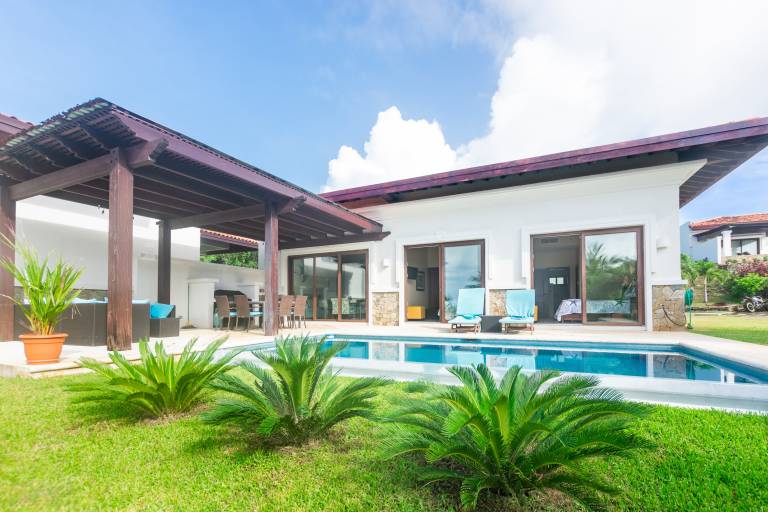 Child-friendly big vacation home with private pool, terrace & barbecue | Water view | Pets are welcome — photo 3
