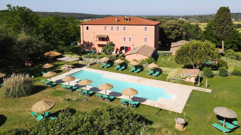 Holiday apartment with garden, pool & BBQ — photo 3