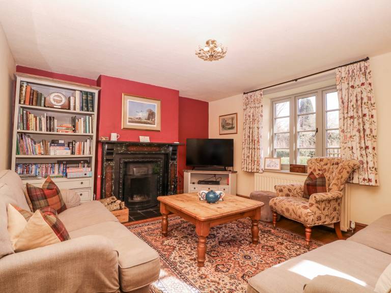 Cottage with garden — photo 3