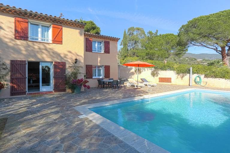 Vacation home with pool, garden & BBQ — photo 2