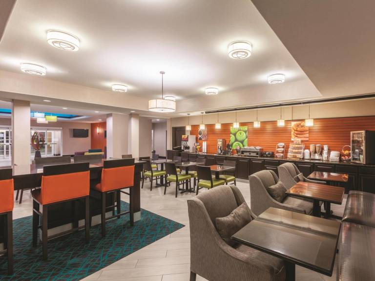 La Quinta Inn & Suites by Wyndham Houston Bush Intl Airpt E — photo 3