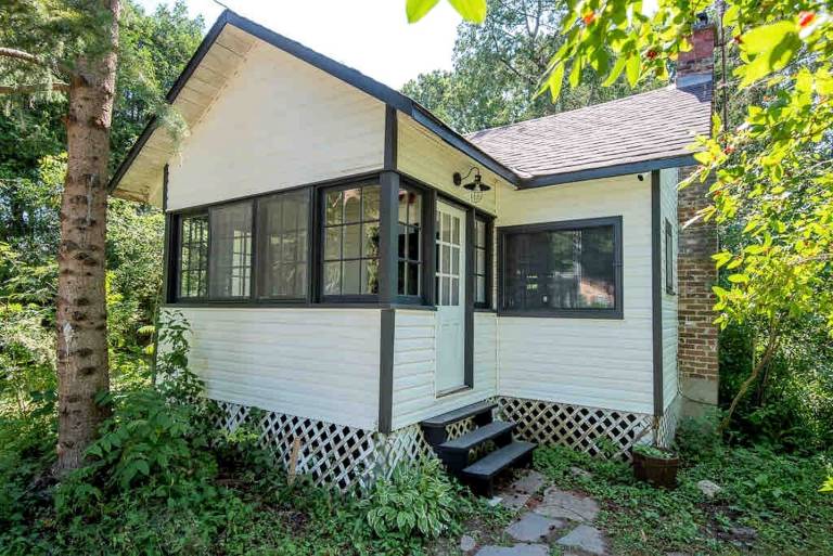 Gorgeous Cottage with Fireplace and Fire Pit in Kawartha Lakes, Ontario in Kawartha Lakes, ON