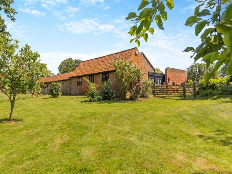 Cottage with BBQ & garden — photo 2