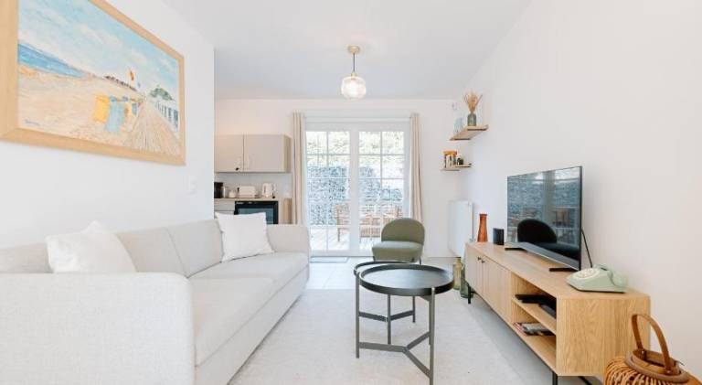 Fully equipped vacation home with patio | Pets are welcome — photo 2