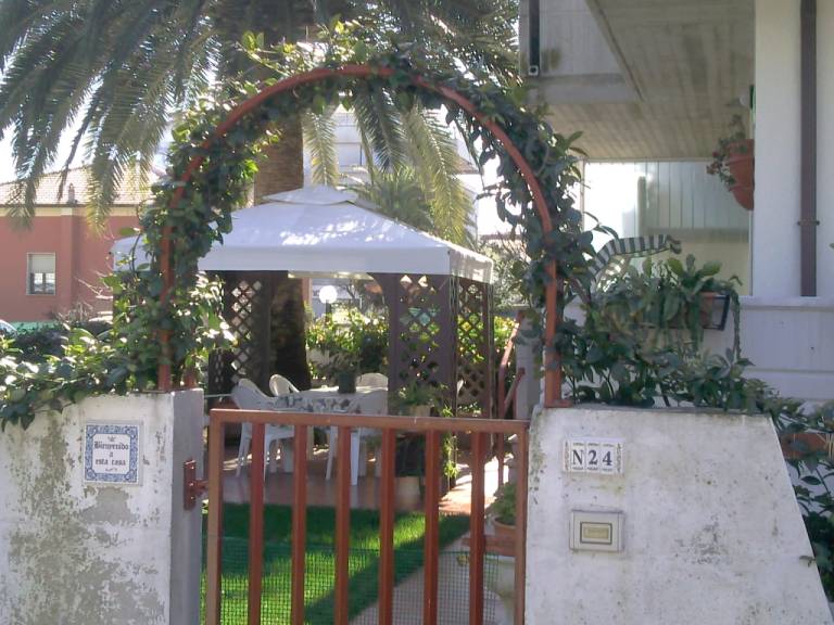 Child-friendly wonderful apartment with patio & garden | Dogs allowed — photo 2