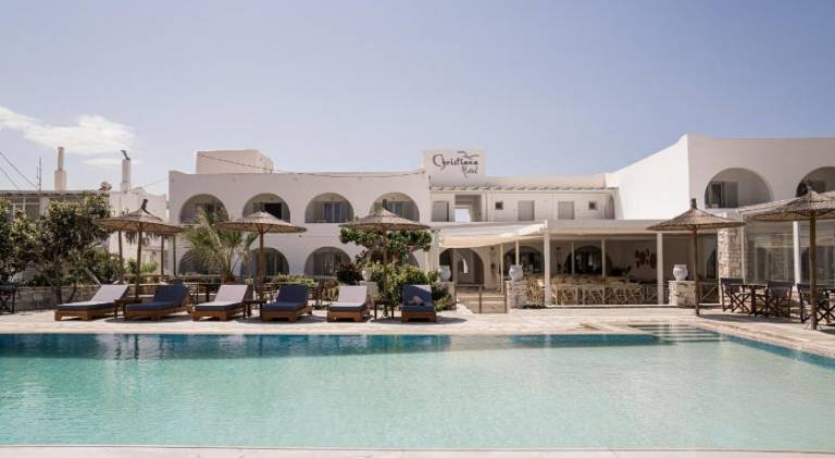Child-friendly serviced apartment with terrace, yard & pool | Dogs allowed in Paros