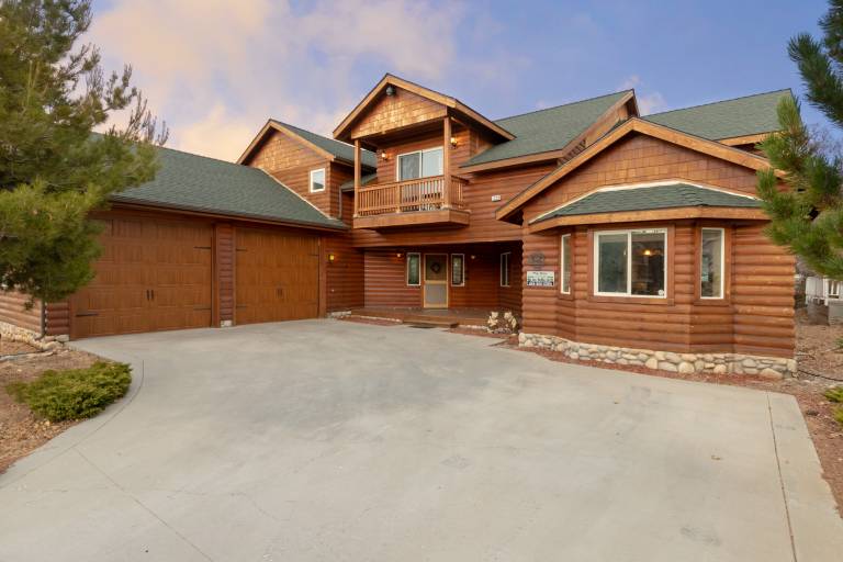 Grand Forest Lodge Retreat- Hot Tub- Games- in San Bernardino, CA