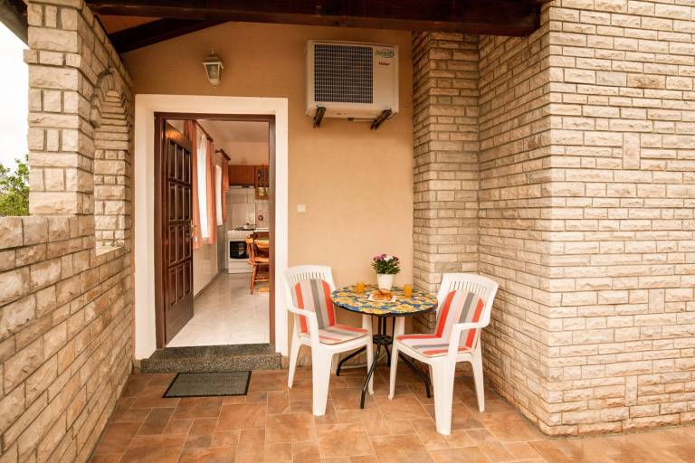 Pleasant rental apartment with yard, patio & barbeque | Pet-friendly — photo 3