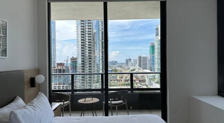 Nice apartment with pool | Close to Bayside Marketplace | Dogs allowed — photo 2