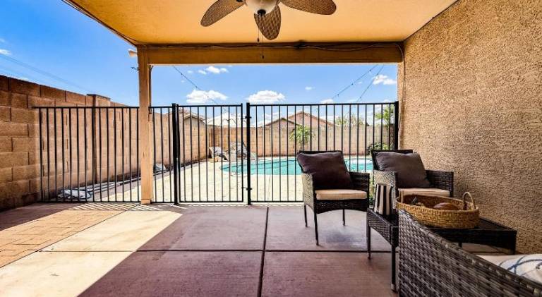 Vacation home with pool — photo 5