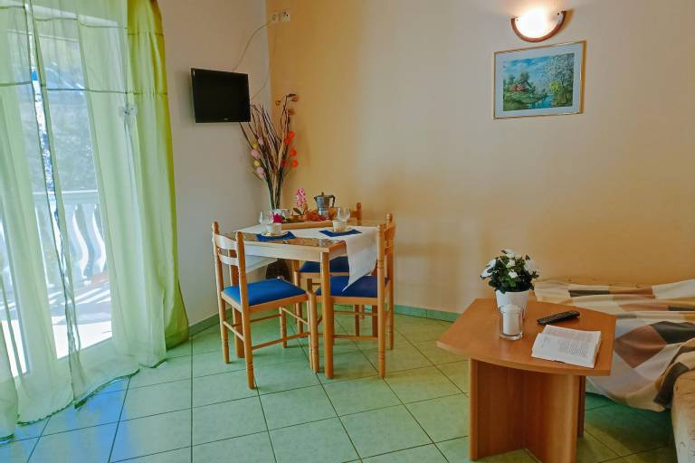 Rental apartment with terrace, yard & barbeque — photo 4