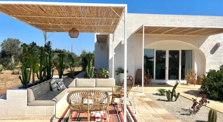 Villa with pool — photo 4
