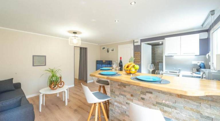 Apartment with pool — photo 3