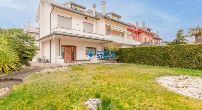 Holiday apartment with 3 rooms for 6 persons in Jesolo