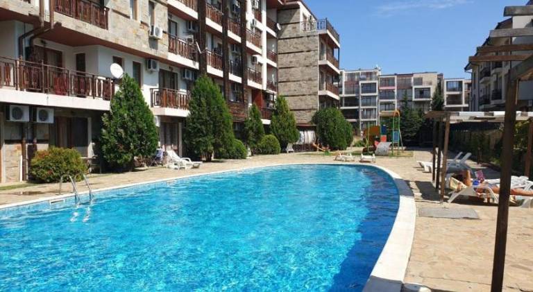 Apartment with pool in Sveti Vlas