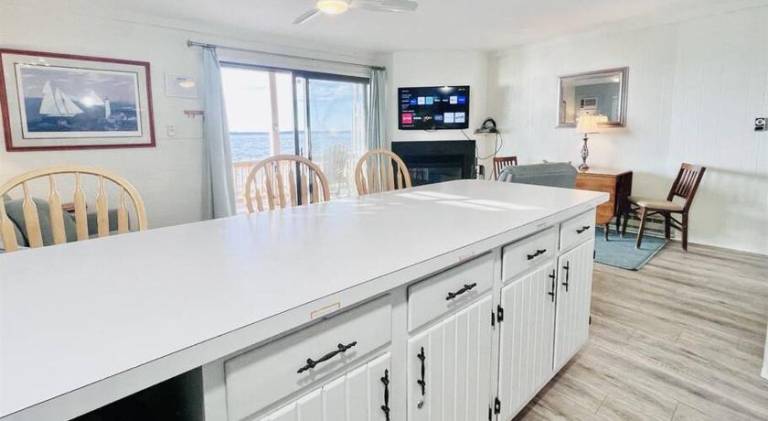 Fully equipped vacation home with patio | Pet-friendly — photo 4