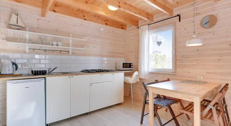 Lodge with yard & terrace — photo 3