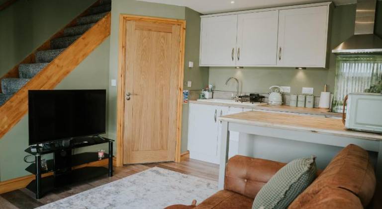 Vacation home with hot tub | Pet-friendly — photo 2
