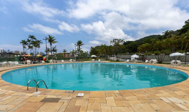 Casa em condomínio com piscina Wi Fi e garagem