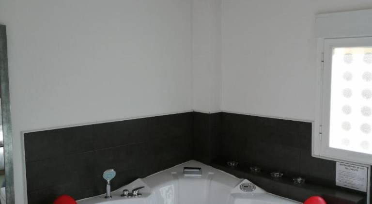 Apartment with jacuzzi — photo 4