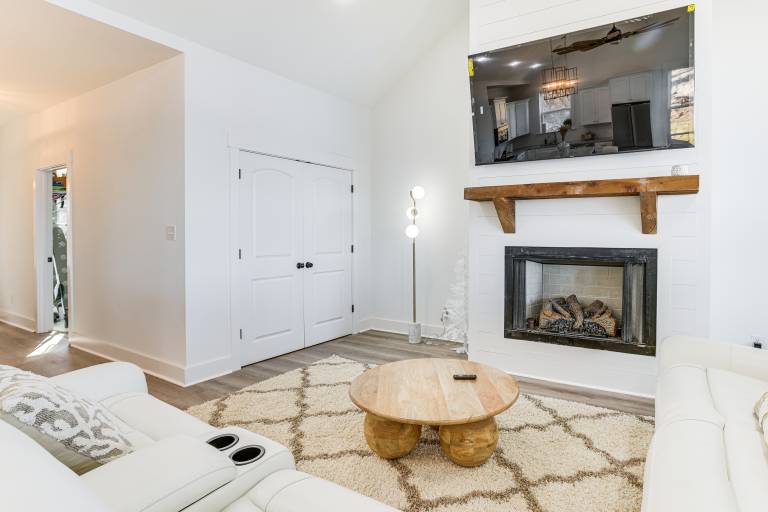 Private Lakeview Haven in Rockford — photo 4