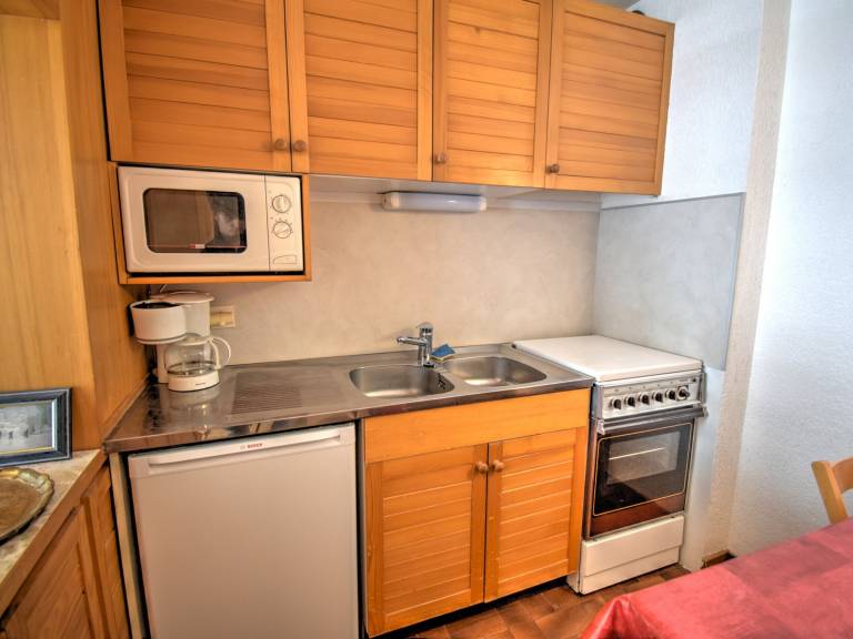 Studio with southwest-facing balcony, parking, pets allowed, 300m from center — photo 4