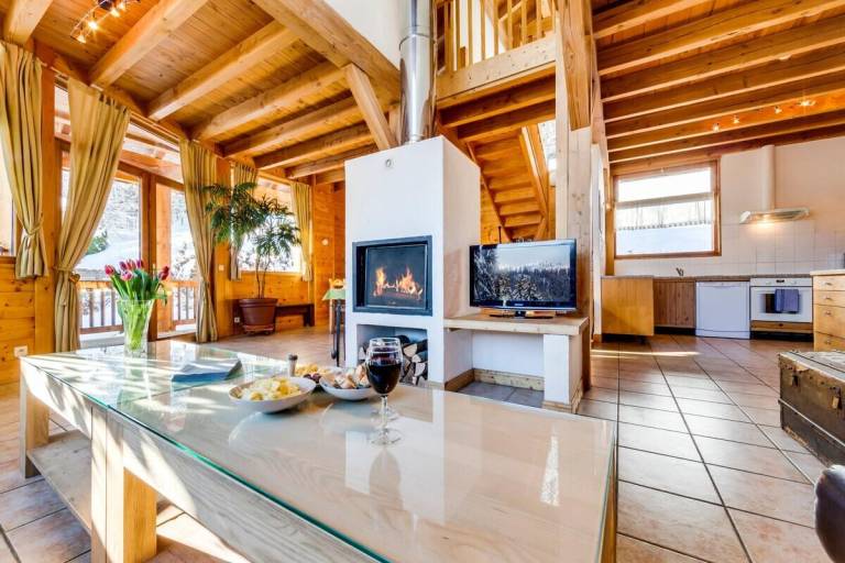 Chalet with yard, jacuzzi & patio — photo 4