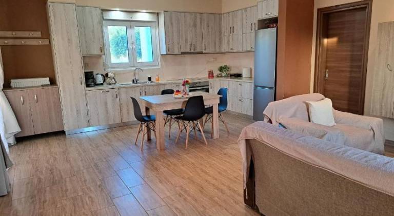 Villa with terrace, yard & hot tub | Perfect for remote work — photo 3