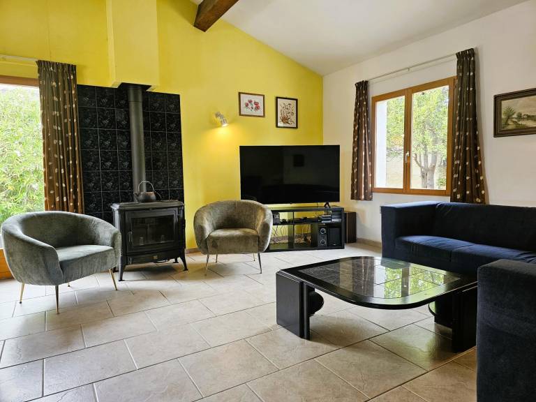 Spacious villa with a private pool and hot tub — photo 4