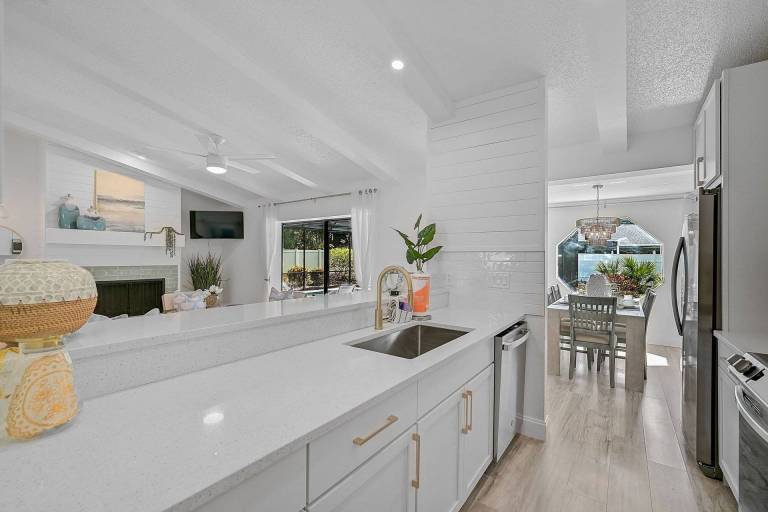 House with private pool & grill | City view — photo 4
