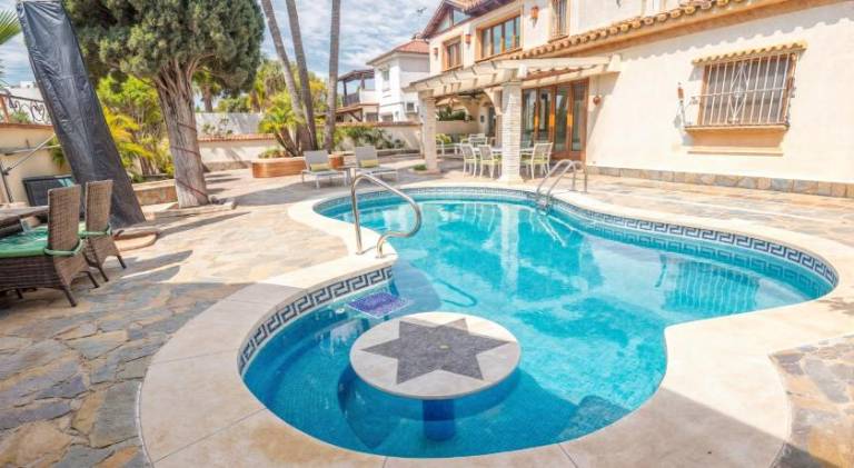 Villa with pool in Estepona