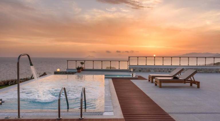 Spacious villa with private pool, BBQ & jacuzzi | Next to the beach | Dogs allowed in Heraklion