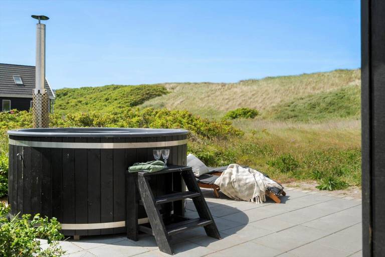Fully equipped spacious vacation home with terrace, grill & jacuzzi | Pet-friendly — photo 2