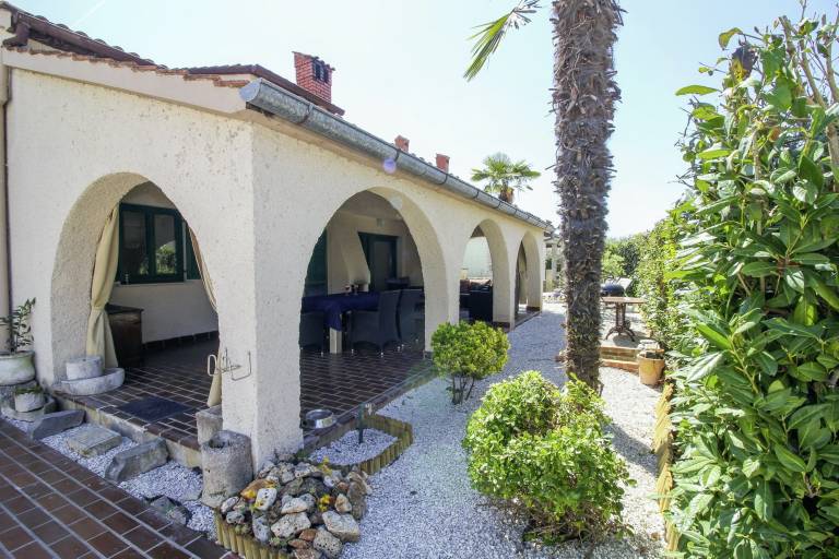 Vacation home with terrace, barbecue & yard — photo 3