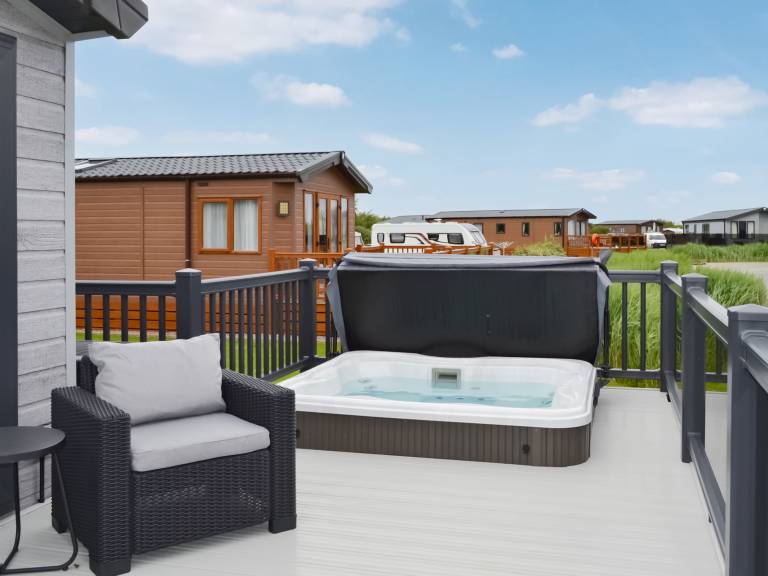 Cottage with hot tub & garden | Water view — photo 2
