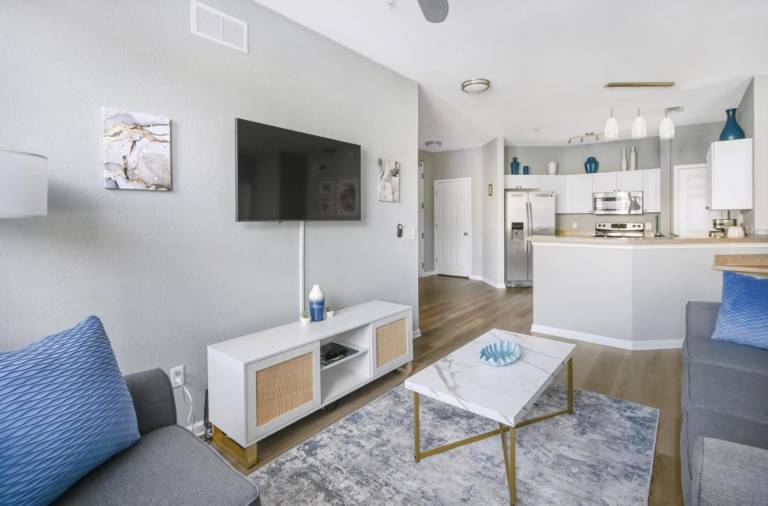 Condo with pool & patio | City view — photo 4