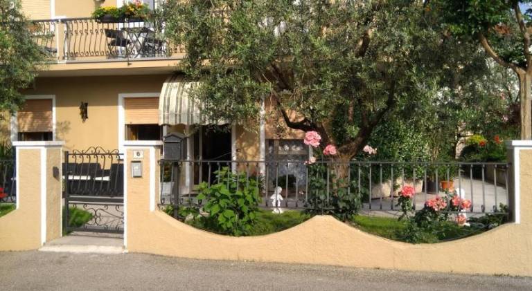 House with 2 rooms for 4 persons in Pozzolengo