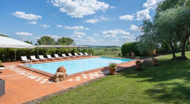 Vacation home with BBQ, yard & pool — photo 2